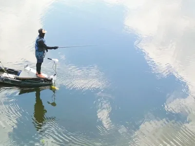 Pescador com linha na Represa de Jurumirim ao fim de tarde